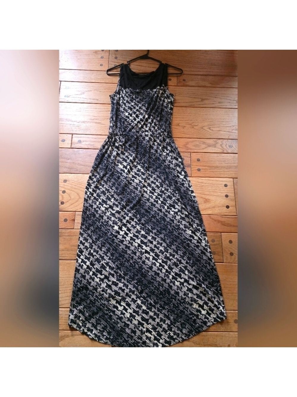 Black and White Elegant Maxi Dress - Picture 4 of 6